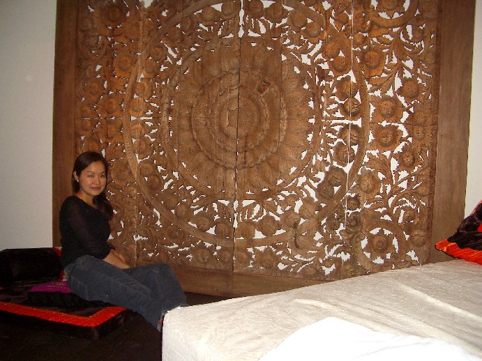 Big wooden carving 
sliding door to 
bathroom